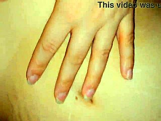 Деси стъптатко опипва стегнатата пухкава путка на стъпдъщеря срещу пари