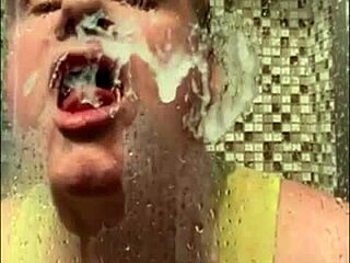 douche protéinée story unfolds casually with daddy in a simple narrative