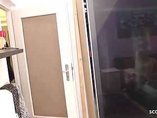 जर्मन पोस्टमैन टाइट जवां टिनी को हैज कॉक डॉगीस्टाइल में पकड़ फेशियल मारता