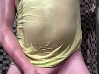 douche protéinée story unfolds casually with daddy in a simple narrative