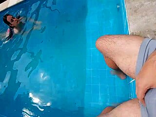 estava com meia-irmã na piscina surpresa com pau duro ereto