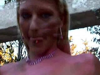 Miért kívánja ez a mélytorok szőke hogy szétbaszzák az análját láb szétvetve