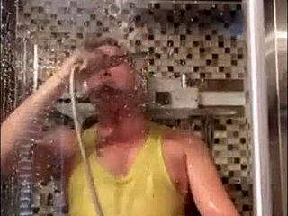 douche protéinée story unfolds casually with daddy in a simple narrative