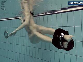 Λατρεύω να flashάρω λαμπερά βυζιά κάτω απ το νερό στην παραλία να καυλώσω όλους