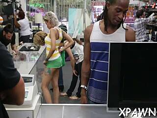 Hisap lah pelacur exhibitionist amatir