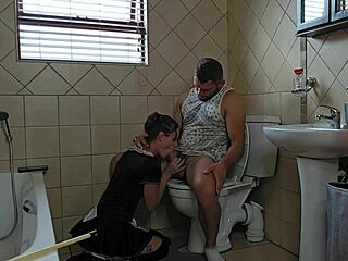 Pelechi kecil hisap batang facial pancut di tandas rakaman rumah