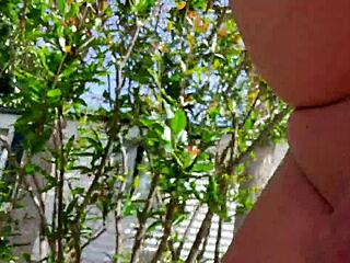 Je me risque à une balade matinale nu dans un camping