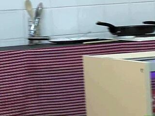 MILF pirang tetek besar mengerang orgasme gangbang kasar memek basah diner 4K