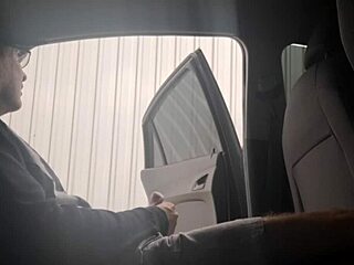 punheta arriscada na rua para estudante no ponto de ônibus?