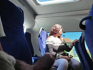 תערוכנית מפתה מילף עבה למציצה ועיסוי זין גדול באוטובוס עד שפיכה בפה