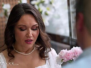 ロシア熟女クリスティーナ・グレイスがミニ黒髪のストッキングカウガールで情熱ハードコア