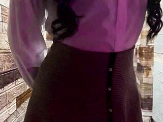 Нерд мъж от колеж губи девствеността си на сладка съкласничка в страстен секс