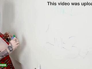 ей, късметлийката британска училищарка 18+ Livie Blainn се чука в офиса с голям черен кур