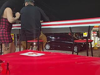 No pelo e na frente do marido corno, casal sai para comer pastel e esposa escolhe macho para encher ela de leite