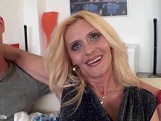 אישה בוגרת בלונדינית סקרלט מיקה בולעת בשר כהה במציצה עמוקה וקרם פיי!