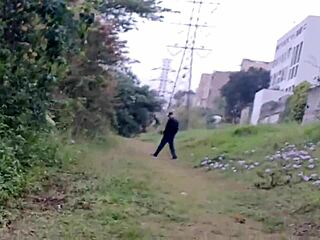 Safada flashes pussy without panties in public park