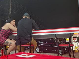 No pelo e na frente do marido corno, casal sai para comer pastel e esposa escolhe macho para encher ela de leite