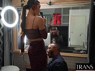 La shemale Daisy Taylor si fa scopare forte dal partner crossdresser carino in incontro bollente