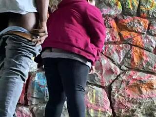 Любительская BBW Реми принимает большой черный хуй в публичном туннеле с кремпай