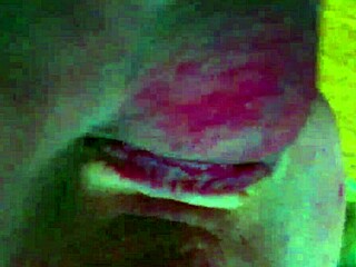 Milf suggerisce leccata e succhiata intensa alle palle