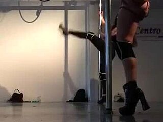 Doctora sexy se desnuda bailando en el tubo 😏