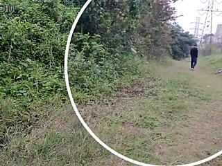 Safada flashes pussy without panties in public park