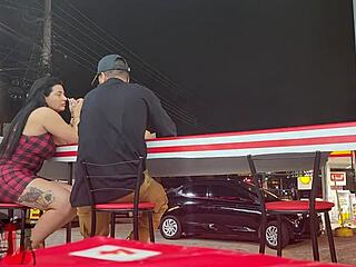 No pelo e na frente do marido corno, casal sai para comer pastel e esposa escolhe macho para encher ela de leite