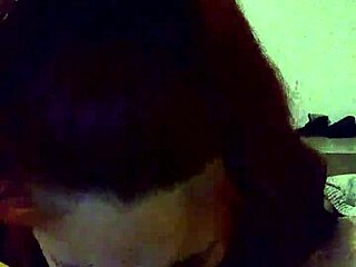 Sexig rödhårig milf retas med sensuellt sugkuk till cumshot-avslut