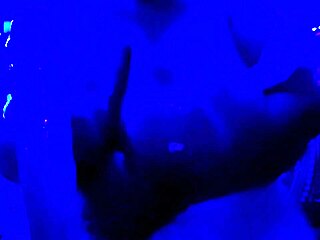 blue light special on big curves! 💡🍑