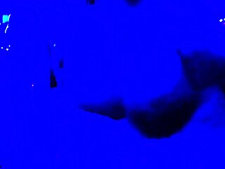 blue light special on big curves! 💡🍑