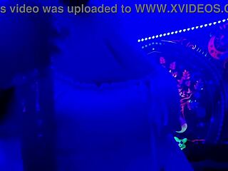 blue light special on big curves! 💡🍑