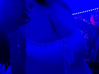 blue light special on big curves! 💡🍑