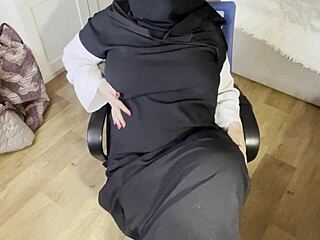 Турска хиджаб красавица мастурбира мократа путка в найлонки