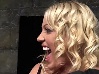 Ιερείς θεραπεύουν την αχαλίνωτη λαγνεία της αδελφής Mary Anne για πούτσες