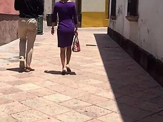 Voyeur Captures Cougar's Juicy Nalgas