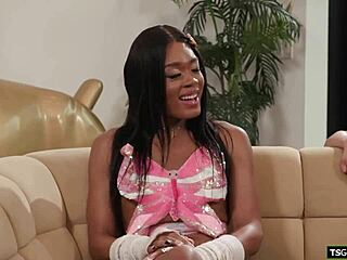 Cherry Kiss trans kızın götünü ırklararası bareback analle parçalıyor!