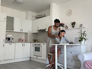 مش هتصدق نيك خلفي جامد لنجمة إباحية لاتينية باللينجري الساخن!