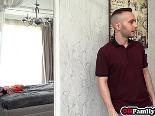 Kåt MILF Ivi Rein och lesbisk 18+ Lili Charmelle suger styvbrors kuk