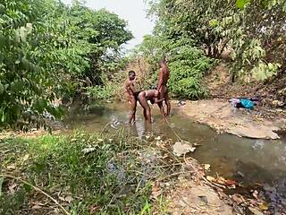 Wow Curvy Ebony Flashes Juicy Body at Stream!