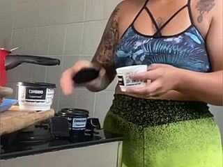 wife cooks online but flashes swollen young pussy exhibitionist