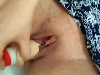 novinha fingers her wet pussy hard while sneaking masturbation at work