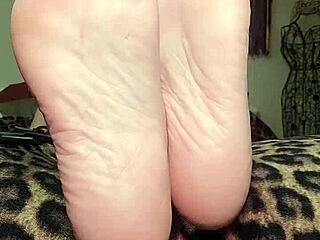 foot goddess mymistressk's barefoot tease lures subs into trance