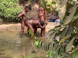 Wow Curvy Ebony Flashes Juicy Body at Stream!