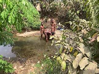 Wow Curvy Ebony Flashes Juicy Body at Stream!