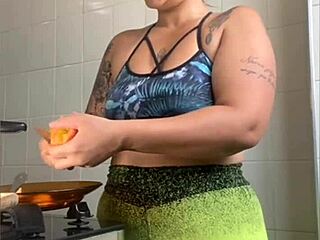 wife cooks online but flashes swollen young pussy exhibitionist