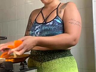 wife cooks online but flashes swollen young pussy exhibitionist