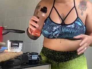wife cooks online but flashes swollen young pussy exhibitionist