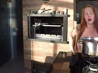 Сензуалната репетиция в кухнята стана кремпай с големи цици латинка асистентка - Искаш ли да видиш?