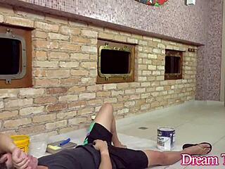 Строител голо чука задника на транссексуалката Isabella Muniz до кремпай експлозия