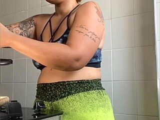 wife cooks online but flashes swollen young pussy exhibitionist